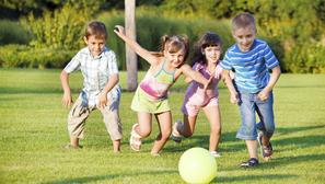 djeca sport igranje loptom aktivnost