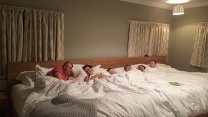 veliki krevet šesteročlana obitelj