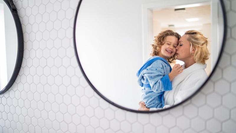 7 na&ccaron;ina pomo&cacute;u kojih mala djeca pokazuju da nas vole