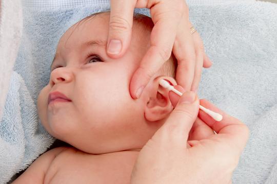 čišćenje uši beba