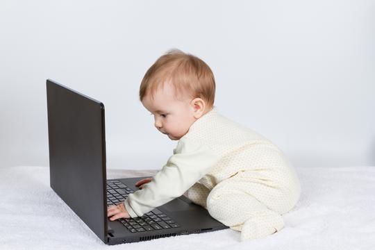Beba s laptopom