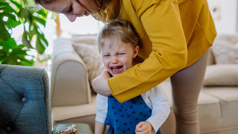 Kad dijete ne želi zagrljaj: Stručnjaci objašnjavaju zašto ga ne treba siliti