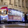 Zagreb: Veseli božićni tramvaj vozi centrom grada