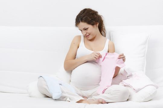 trudnica, odjeća za bebu