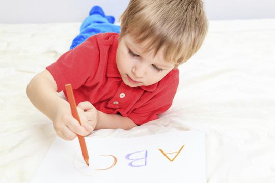 dječak piše slova
