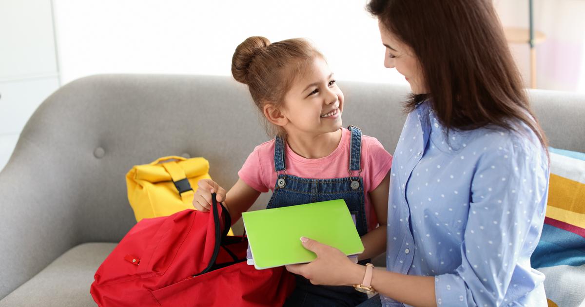 Get ready to school. Getting ready for School фото. Get children ready for School. The child is getting ready for School. Мама ведет дочку в школу стоковое фото.