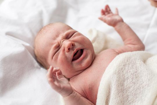 Beba se stalno budi i ne želi spavati? Prema riječima stručnjaka -  sve ima svoje razloge, pa tako i bebino buđenje tijekom noći.