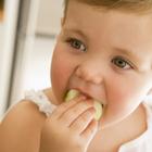dijete djevojčica jelo jabuka