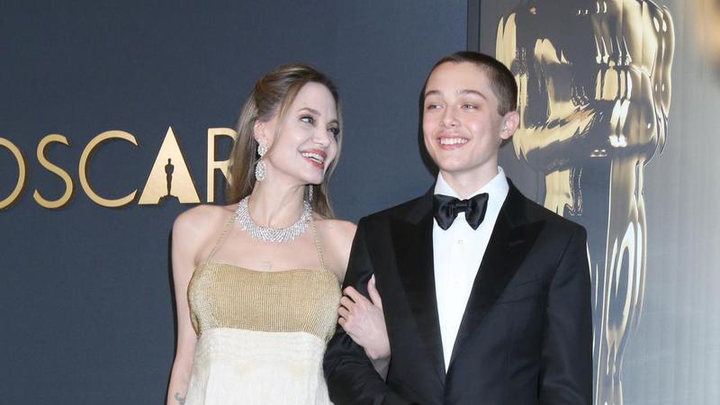 Nova moda? I sin Angeline Jolie ima novu boju kose - istu kao sin Pink - ružičastu