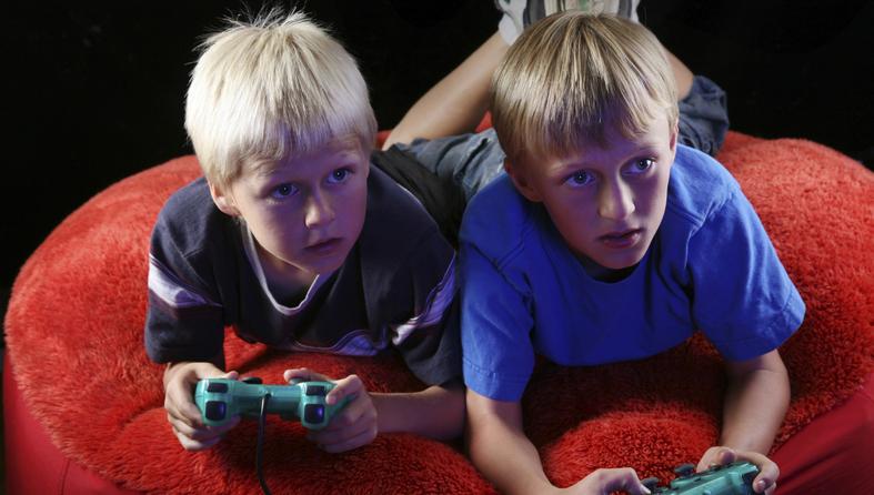 dječaci igraju kompjutorske igrice