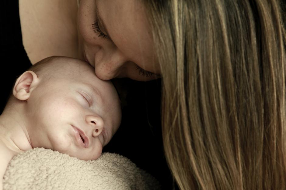 beba spava, mama, poljubac | Author: Thinkstock
