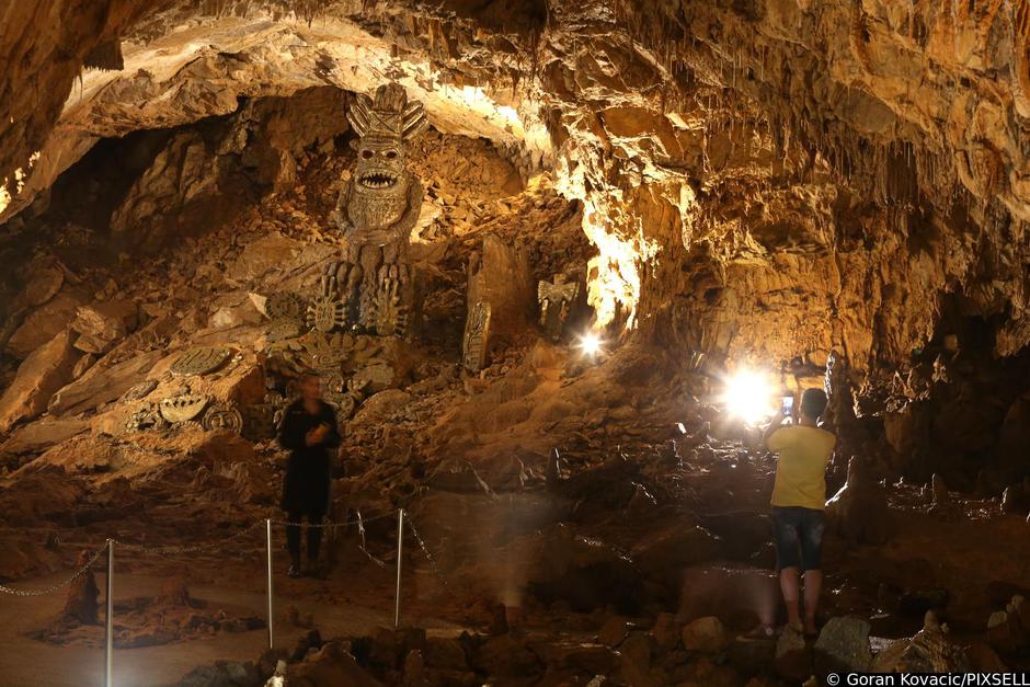 Indijanski rekviziti korišteni pri snimanju pojedinih scena filma Winnetou u špilji Vrelo | Author: Goran Kovacic/PIXSELL
