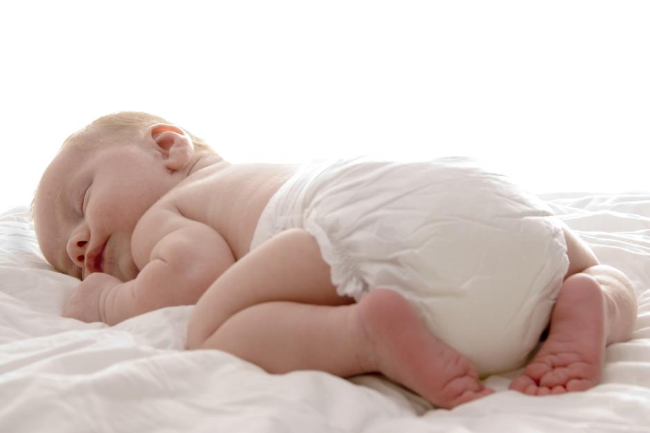 beba u pelenama, spava na trbuhu | Author: Thinkstock