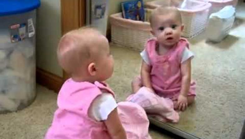 beba u ogledalu