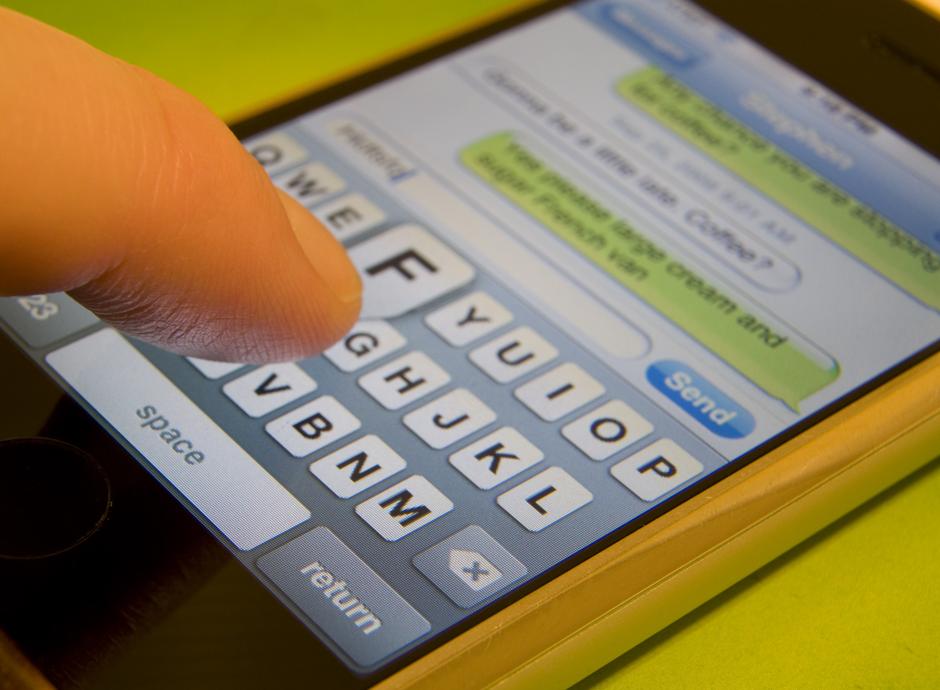 sms poruka telefon mobitel | Author: Thinkstock