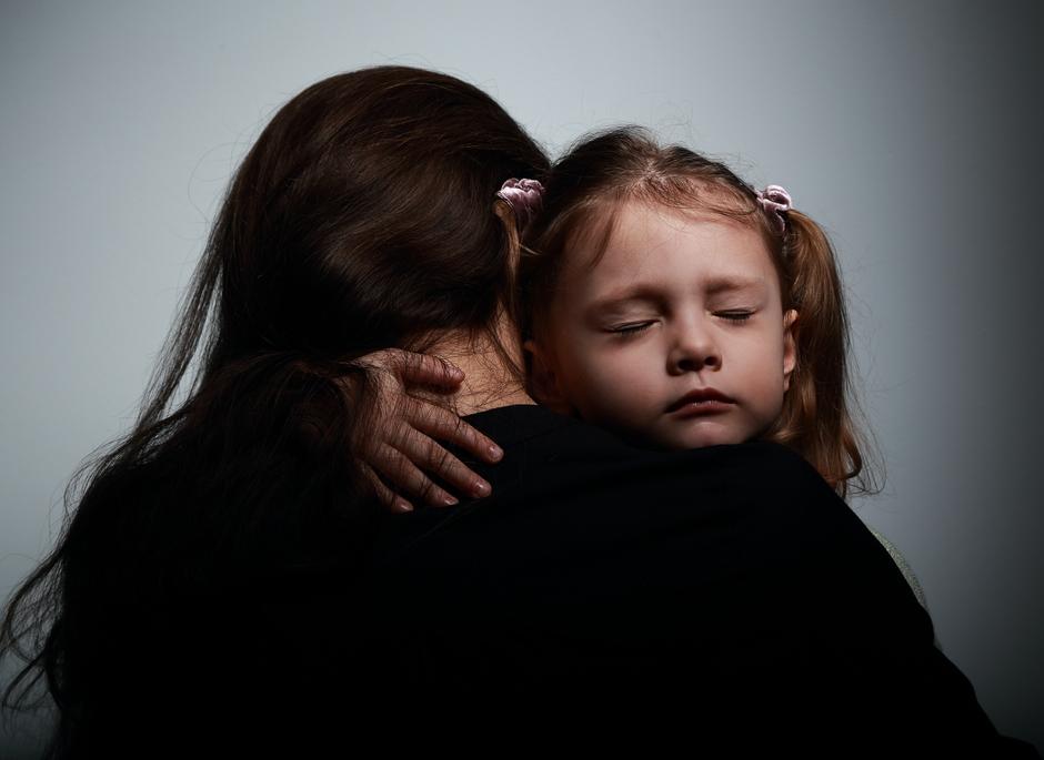 ljubav zagrljaj djevojčica kći mama | Author: Thinkstock