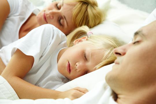 Mitovi i činjenice o zajedničkom spavanju roditelja i djece | missMAMA