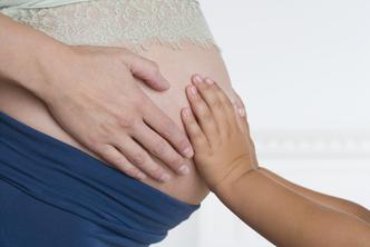 trudnički trbuh dječje ruke