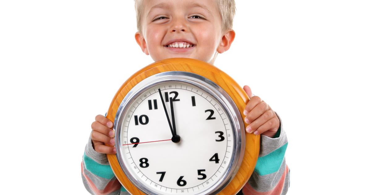 Детский час сайт. Часы для детей. Ребенок с часами. Ребенок под часами. Время малышей.