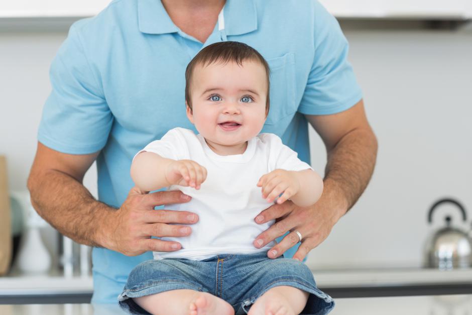 beba sjedi tata | Author: Thinkstock
