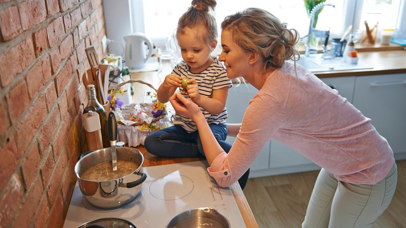 Mali pomagači u kuhinji: Zašto djecu treba uključiti u pripremu hrane?