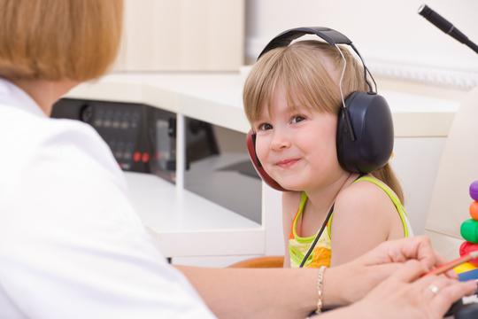 djevojčica slušalice pregled sluh