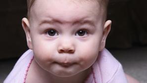 beba - neobičan izraz lica