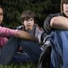 društvo tinejdžera sjedi u travi