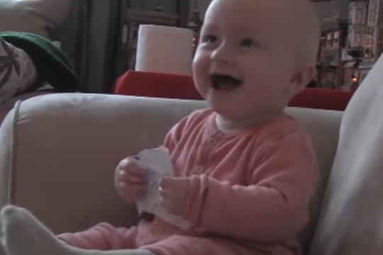 Beba se smije