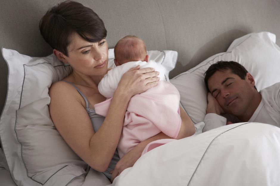 roditelji beba krevet spavanje | Author: Thinkstock