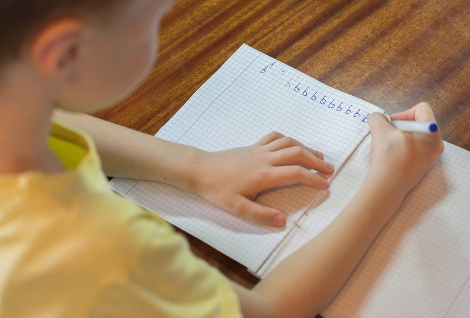 dječak slova pisanje | Author: Shutterstock