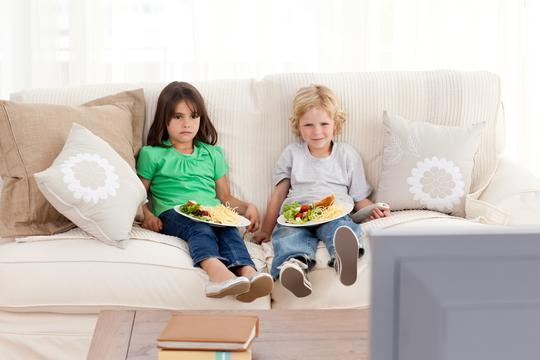 djeca jelo televizor televizija