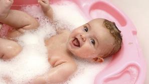 beba dijete kupanje