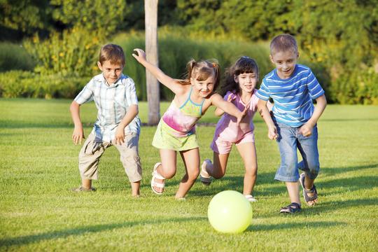 djeca sport igranje loptom aktivnost