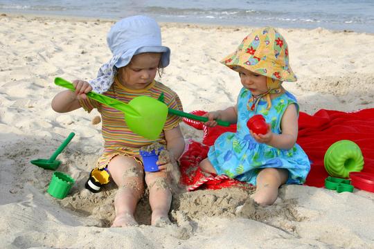 plaža beba sunce ljeto djeca