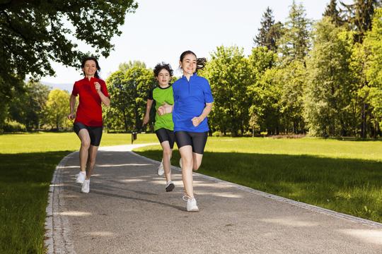 djeca trče trčanje rekreacija