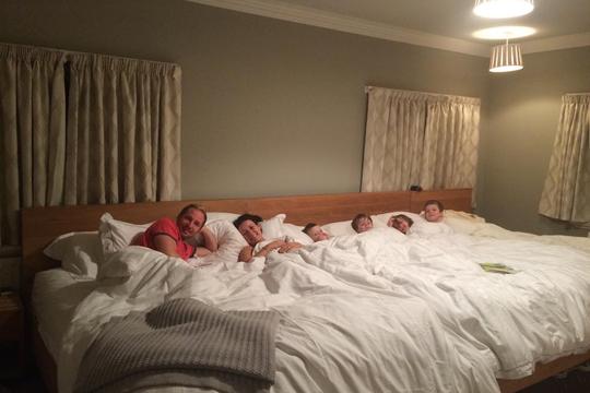 veliki krevet šesteročlana obitelj