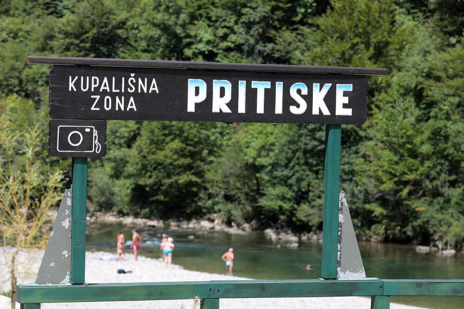 Brod na Kupi: Izletnici potražili osvježenje od ljetnih vrućina na rijeci Kupi u Gorskom kotaru | Author: Goran Kovacic/PIXSELL