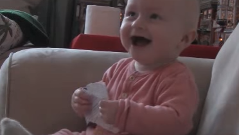 Beba se smije
