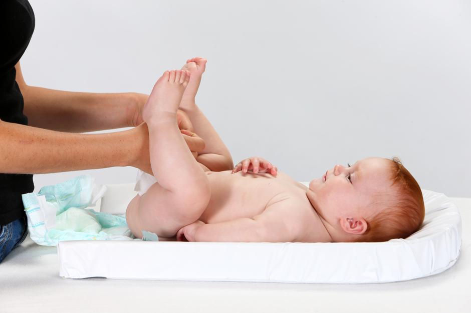 mijenjanje pelena pelene beba | Author: Shutterstock