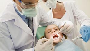 zubar stomatolog zubi popravak zubiju dijete kod zubara