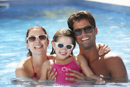 sunčane naočale bazen obitelj ljeto
