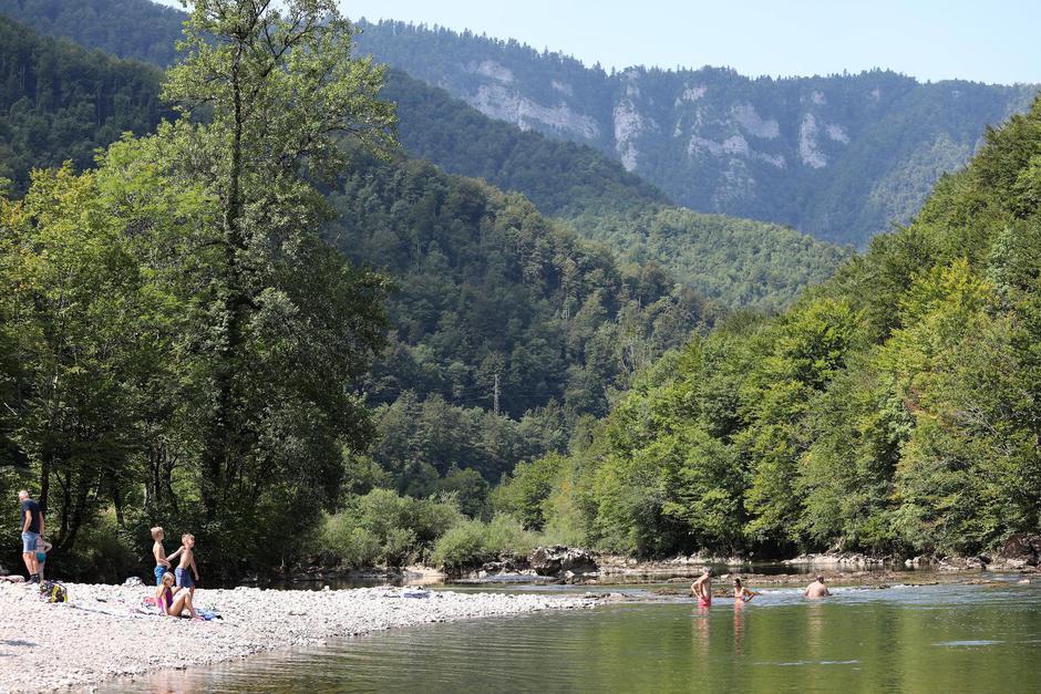 Brod na Kupi: Izletnici potražili osvježenje od ljetnih vrućina na rijeci Kupi u Gorskom kotaru | Author: Goran Kovacic/PIXSELL
