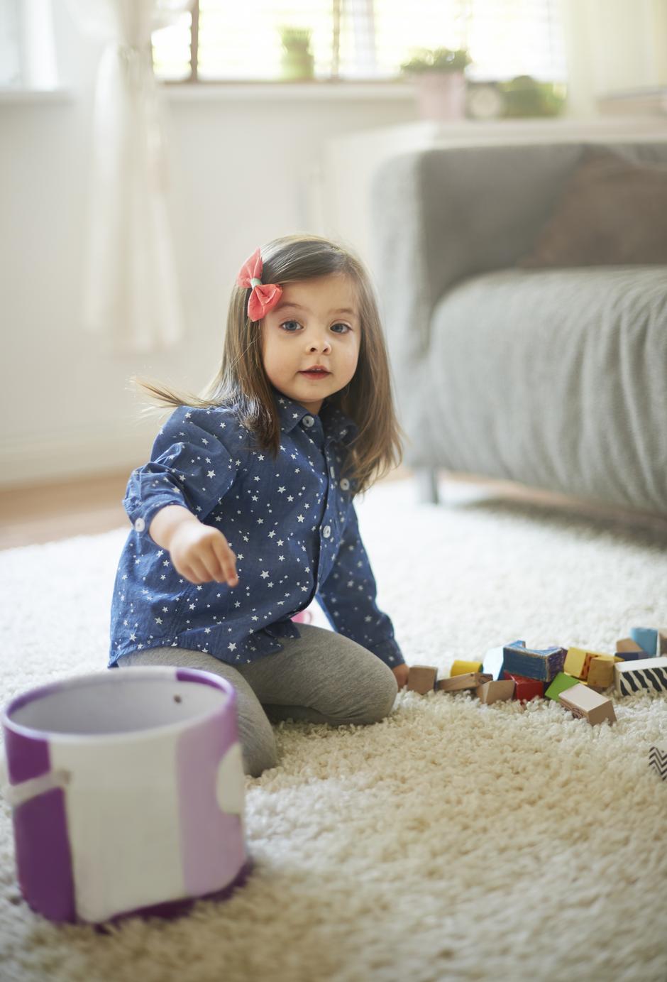 djevojčica pospremanje igračke | Author: Thinkstock