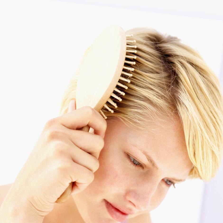žena češljanje kosa | Author: Thinkstock