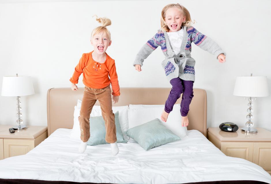 dječak djevojčica skakanje krevet | Author: Thinkstock