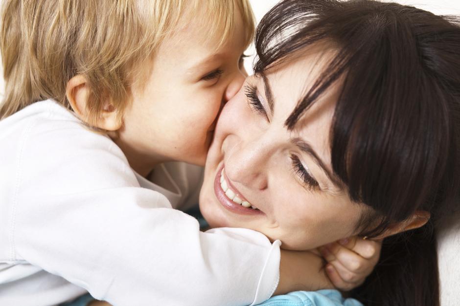 dijete zagrljaj mama nježnost majčinska ljubav | Author: Thinkstock