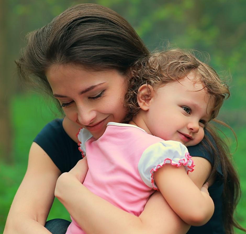 zagrljaj mama dijete | Author: Shutterstock