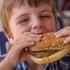 dječak brza hrana hamburger