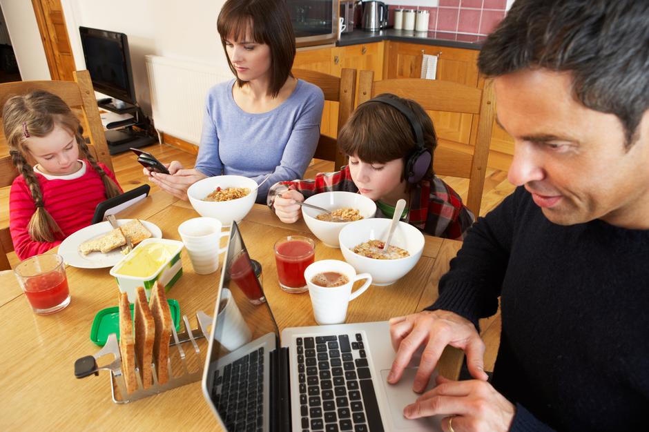 obitelj, mobiteli, obrok | Author: Thinkstock